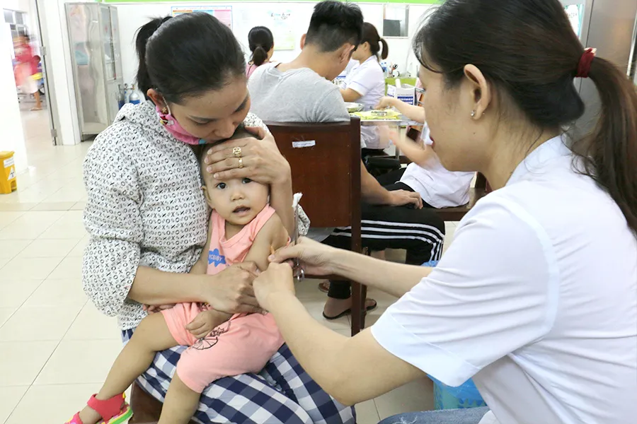 Trẻ nhỏ được gia đình đưa đi tiêm chủng vaccine. Ảnh: MINH TRƯỜNG Trẻ nhỏ được gia đình đưa đi tiêm chủng vaccine