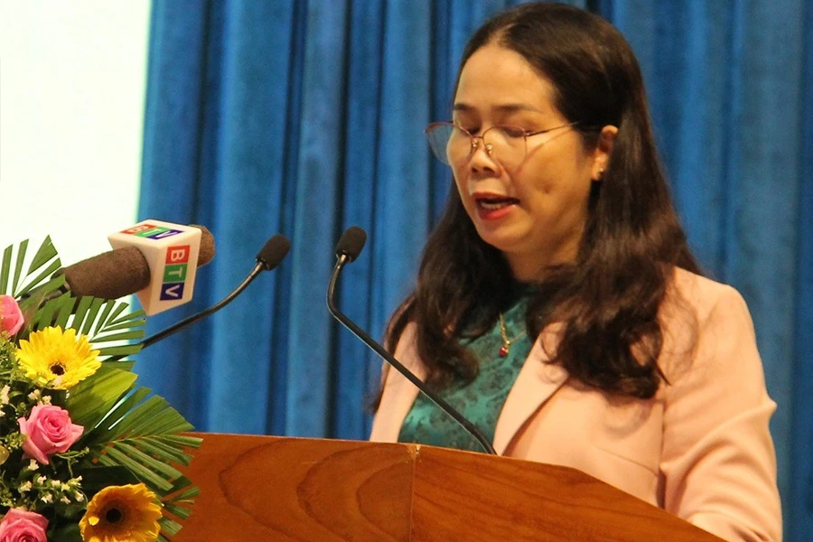 Bà Đỗ Thị Diệu Hạnh báo cáo thành tích giảm nghèo của tỉnh