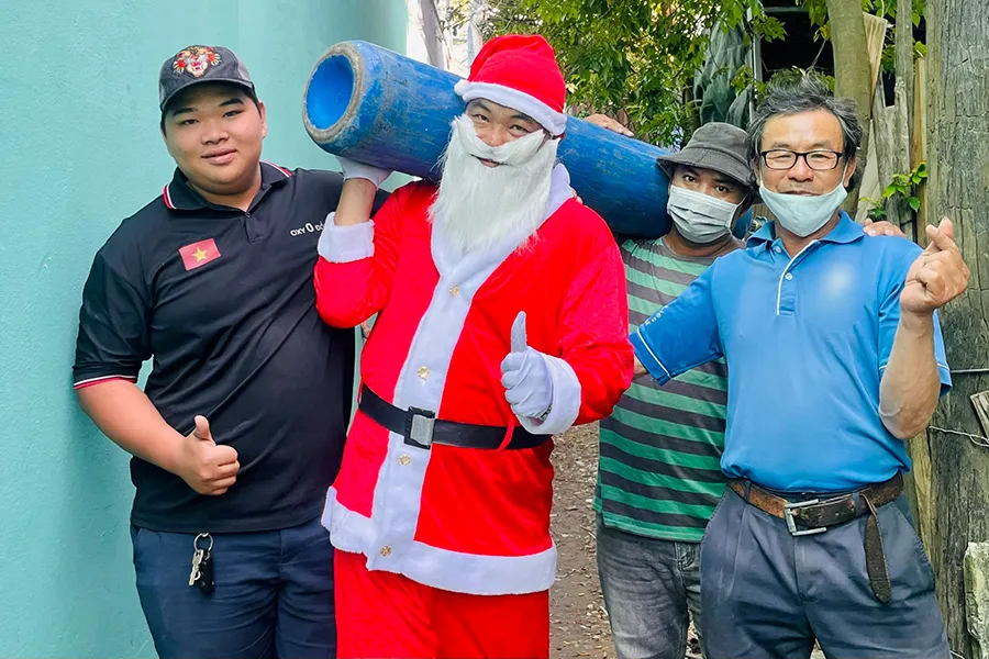 Ông già Noel Phạm Thanh Bình đã trao bình ôxy cho hơn 3.000 bệnh nhân nghèo