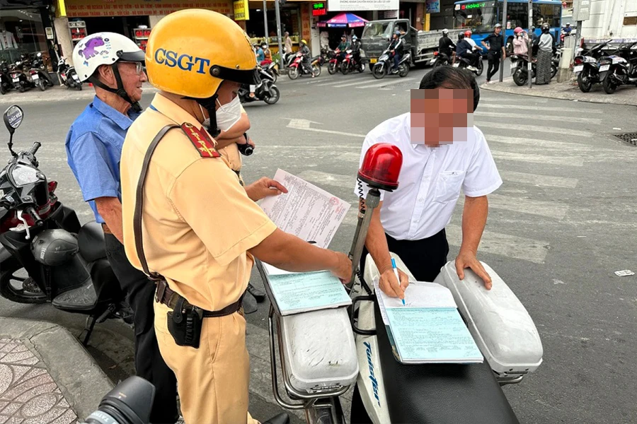 Một người dân tại TP.HCM vi phạm nồng độ cồn vào trưa 2-12. Ảnh: NGUYỄN YÊN w-p10-nguyenhien-nongdocon-1h-7952.jpg