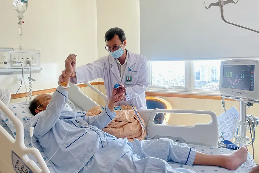 Bác sĩ BV ĐH Y Dược TP.HCM đang thăm khám cho một bệnh nhân bị đột quỵ. Ảnh: THẢO PHƯƠNG Bác sĩ BV ĐH Y Dược TP.HCM đang thăm khám cho một bệnh nhân bị đột quỵ.