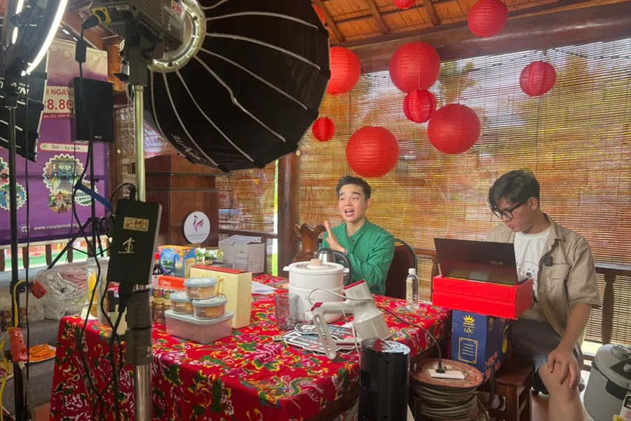 Phiên livestream chốt ngàn đơn hàng nông sản miền Tây tại “Chợ Tết miền Tây” do các TikToker nổi tiếng thực hiện. Ảnh: THU HÀ w-P11-bailivestream.jpg