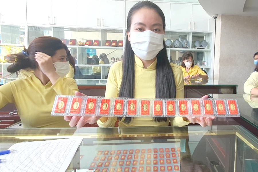 Các chuyên gia đề xuất trả lại việc sản xuất, kinh doanh vàng miếng cho các doanh nghiệp. Ảnh: THÙY LINH vàng