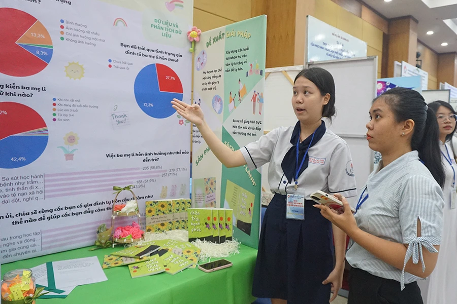 Võ Ngọc Băng Châu, học sinh Trường THPT Lê Thánh Tôn, quận 7 (trái), trao đổi đề tài với giáo viên hướng dẫn trước khi cuộc thi diễn ra