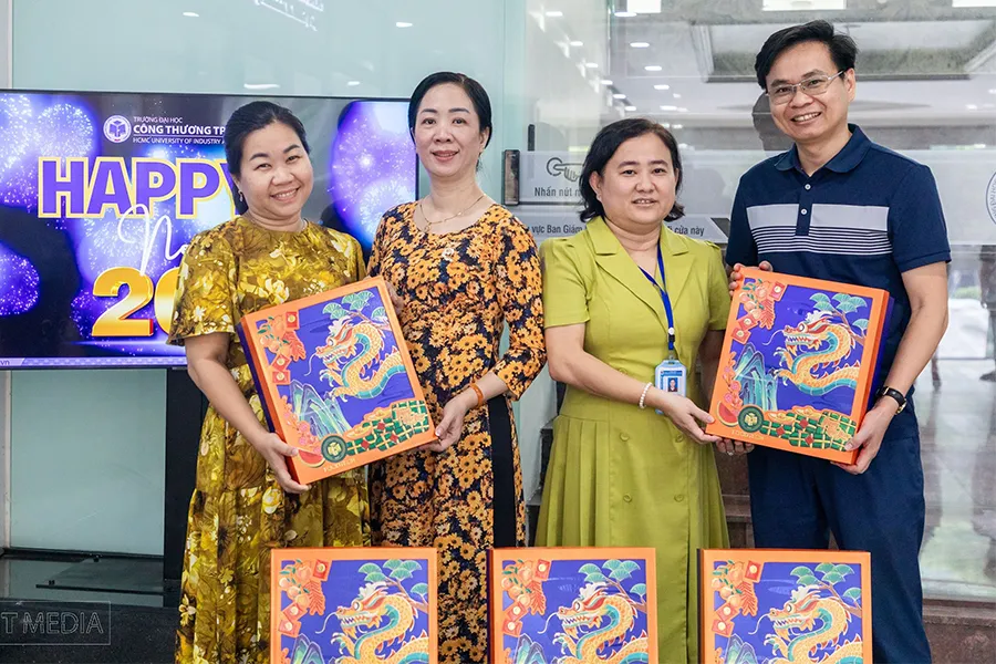 Trường ĐH Công Thương TP.HCM thưởng Tết cho cán bộ, viên chức và người lao động nhân dịp Tết Nguyên đán 2024. Ảnh: NT Trường ĐH Công Thương TP.HCM thưởng Tết