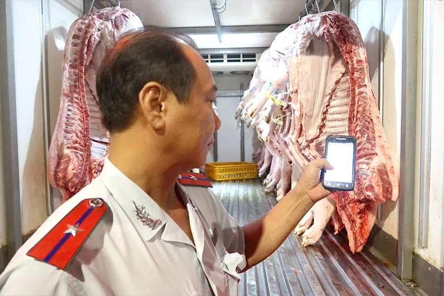 Đội Quản lý an toàn thực phẩm số 9 (thuộc Sở An toàn thực phẩm TP.HCM) truy xuất nguồn gốc thịt heo tại chợ đầu mối Hóc Môn. Ảnh: TRẦN MINH w-P13_cho-dau-moi_h2.jpg