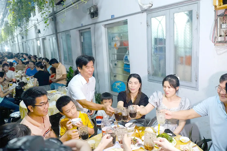 Người thuê trọ và công nhân tại khu trọ của ông Nguyễn Thành Tâm đón tất niên vào ngày 27-1 vừa qua