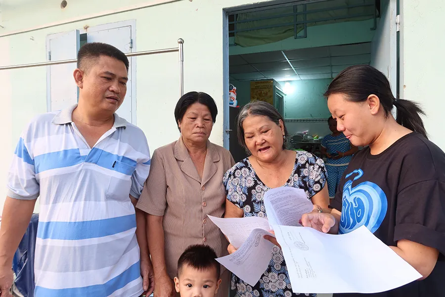 Ban chủ nhiệm tổ công nhân tự quản 51, phường Trung Mỹ Tây, quận 12, TP.HCM tuyên truyền, phổ biến pháp luật đến người dân tại khu nhà trọ. Ảnh: TRẦN MINH tổ công nhân tự quản