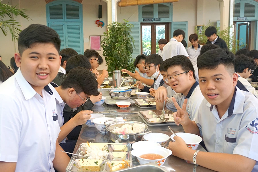 Bữa ăn bán trú của học sinh Trường THCS Võ Trường Toản, quận 1. Ảnh: NGUYỄN QUYÊN tiền ăn bán trú
