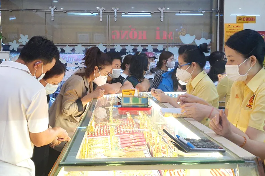 Giá vàng tại thị trường trong nước hiện vẫn chênh lệch quá lớn với vàng thế giới. Ảnh: THÙY LINH