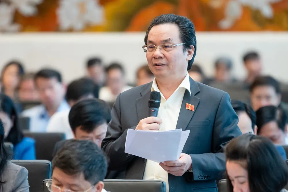 Đại biểu Quốc hội Hoàng Văn Cường nêu góp ý về dự án Luật Thủ đô (sửa đổi). Ảnh: QH Đại biểu đề nghị không giới hạn thu nhập của từng cán bộ Hà Nội