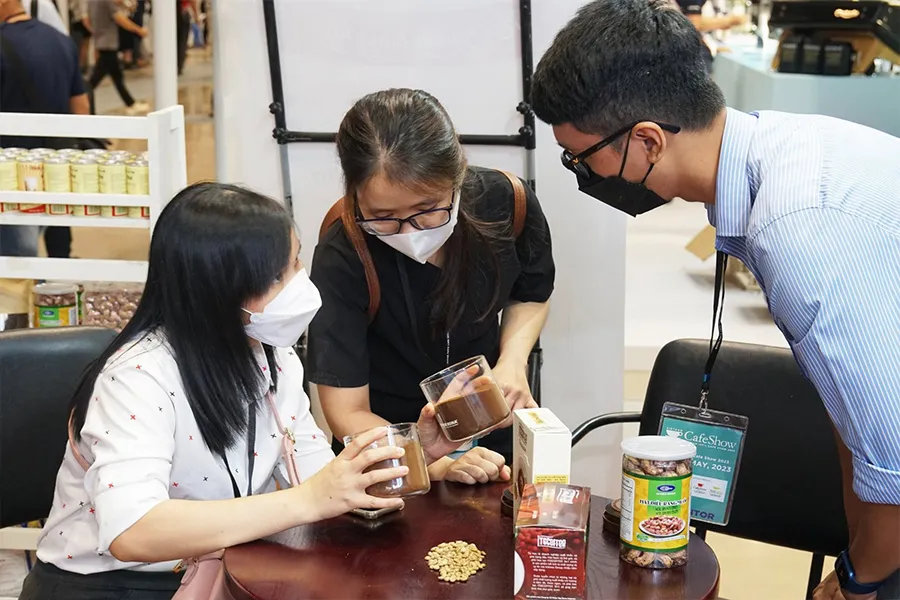 Nhiều chuyên gia cảnh báo giá cà phê Việt Nam đang diễn biến bất thường, liên tục tăng cao có thể do tình trạng đầu cơ, thổi giá như… bất động sản giai đoạn trước đây.