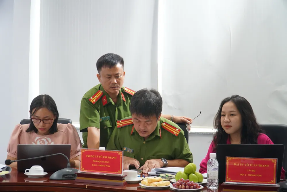 Trung tá Nguyễn Ngọc Hải và Trung tá Võ Trí Thành đang trả lời câu hỏi của bạn đọc. luật căn cước