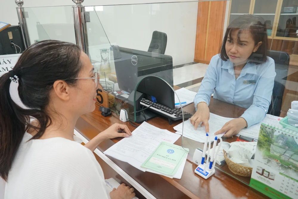 Người lao động đến cơ quan BHXH TP.HCM thực hiện một số thủ tục liên quan đến BHXH. Ảnh: NH P14-Dong-BHXH_13-5.jpg