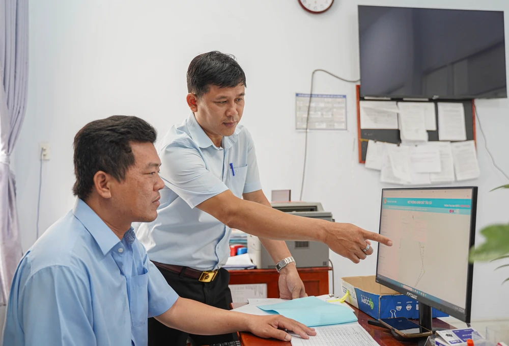 Ban quản lý cảng cá Vàm Láng (huyện Gò Công Đông, Tiền Giang) kiểm tra hành trình trên các tàu cá thuộc thẩm quyền quản lý. P3_chum anh_h1.jpg