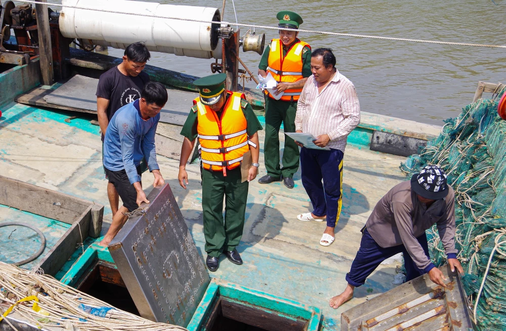 Chủ phương tiện phải cam kết chấp hành nghiêm các quy định về hồ sơ, thiết bị, tiêu chuẩn an toàn trước khi ra khơi. P3_chum anh_h2.jpg