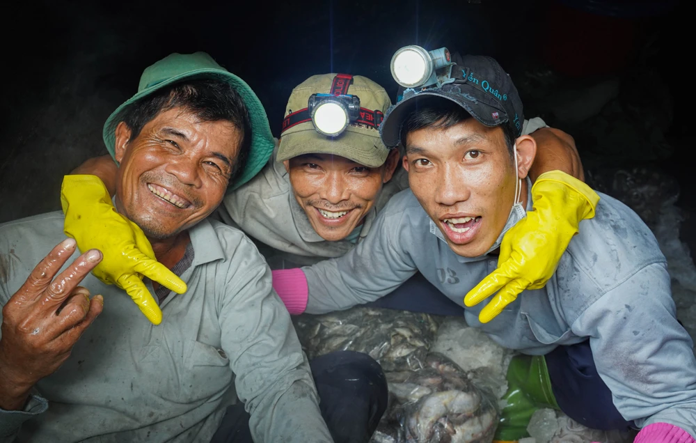 Nụ cười hiện rõ trên những khuôn mặt cần lao, nhiều năm vươn khơi, giữ nghiệp biển mưu sinh. P3_chum anh_h4.jpg