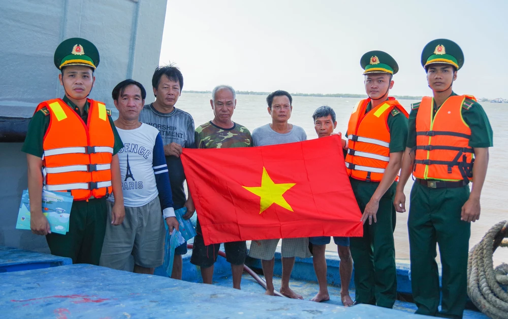 Bộ đội biên phòng tỉnh Tiền Giang tặng cờ Tổ quốc cho ngư dân và các thuyền viên địa phương. P3_chum anh_h5.jpg