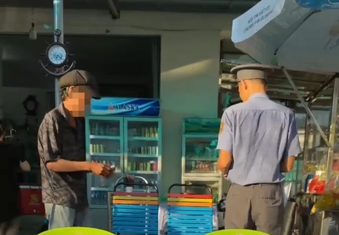Nhân viên đưa tiền cho ông Hai (cò vé) vào sáng 27-4 rồi dẫn chúng tôi lên tàu. p5_Phu1_bai 2 anh (8).jpg