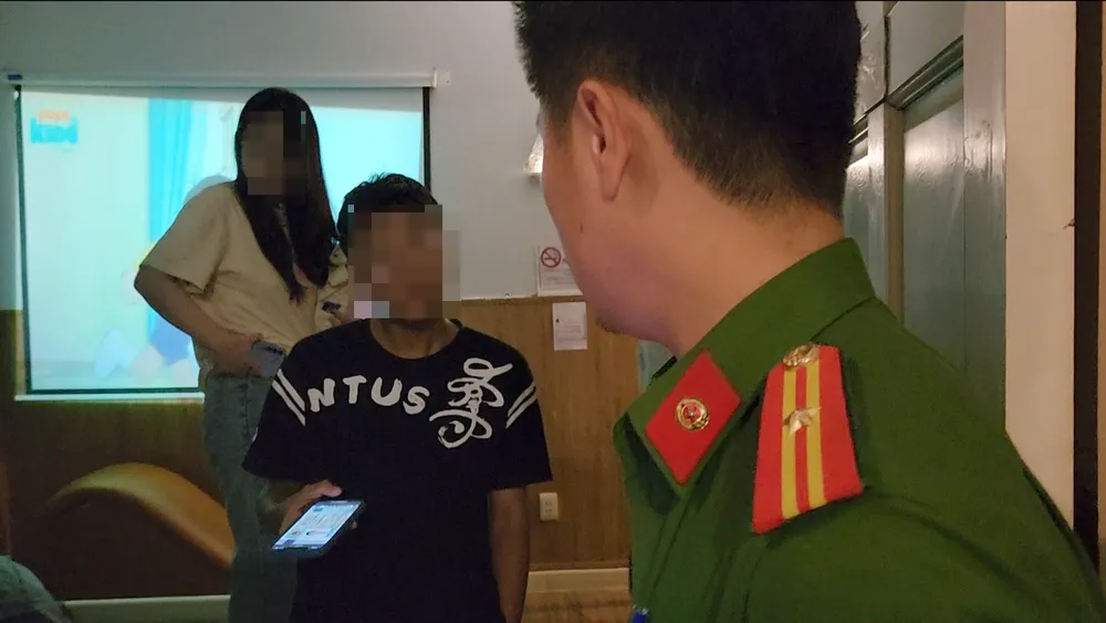 Công an phường 14, quận 10, TP.HCM kiểm tra, phát hiện Kat in love trên đường Thành Thái nhận khách dù đã bị tạm đình chỉ hoạt động. Ảnh trong bài: TUỆ ANH P13_bai 2_rap-phim_h3.jpg