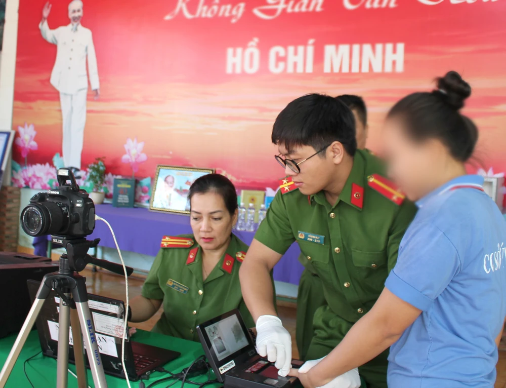 Cơ quan công an đang thu thập vân tay để làm giấy tờ tùy thân cho người dân. Ảnh: Công an TP.HCM cung cấp Quy trình thu thập mống mắt, giọng nói, ADN trong cơ sở dữ liệu căn cước