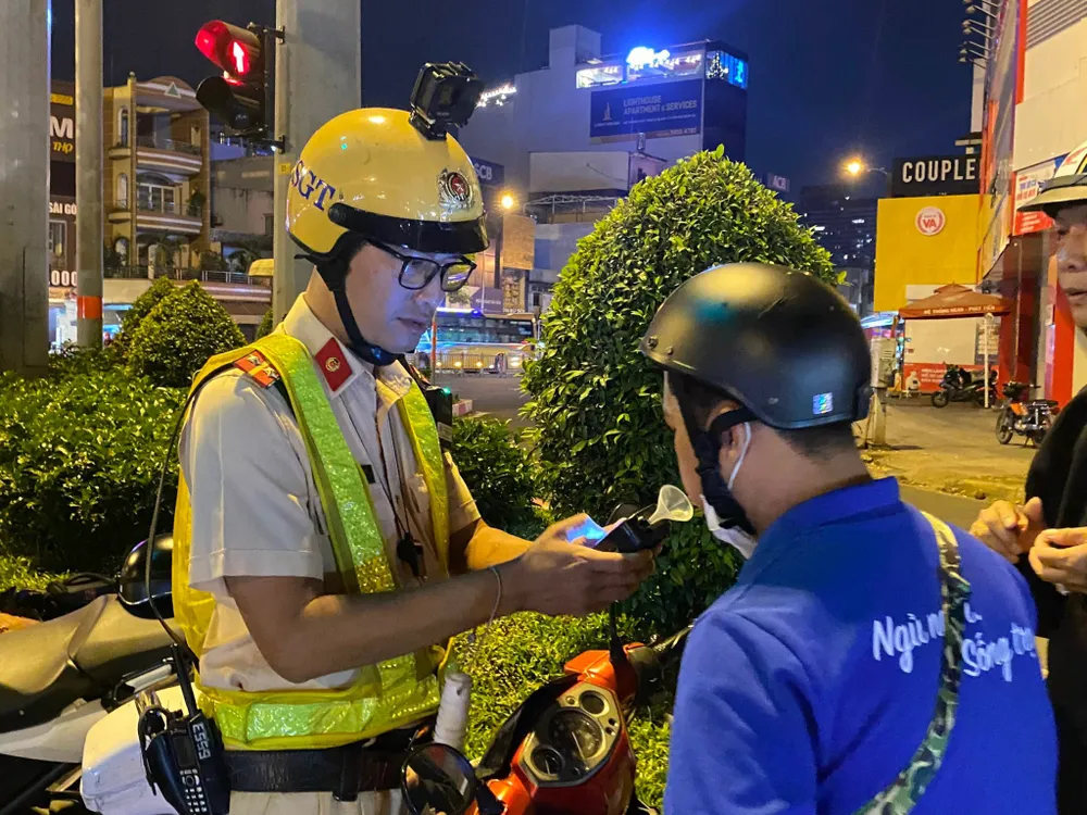 Thời gian qua, Công an TP.HCM nói riêng và cả nước nói chung liên tục ra quân kiểm tra, xử lý các trường hợp vi phạm nồng độ cồn. Ảnh: THẢO HIỀN cấm tuyệt đối nồng độ cồn