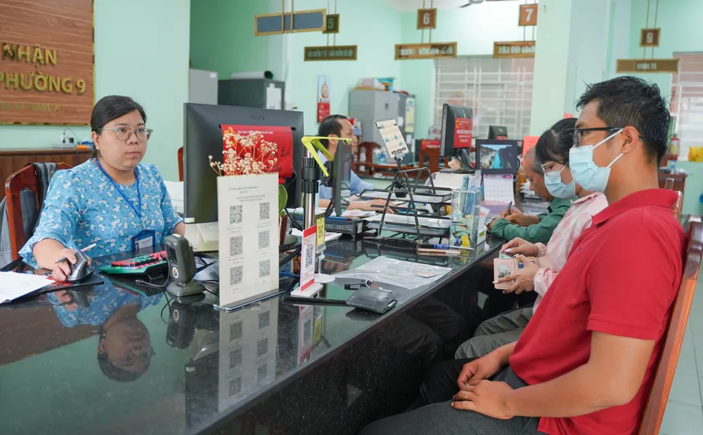Theo báo cáo của Bộ Nội vụ, sáu tháng đầu năm, các bộ, ngành, địa phương đã tinh giản 3.853 người (bộ, ngành 107 người; địa phương 3.746 người). Ảnh minh họa: THUẬN VĂN Bộ Nội vụ: Tăng kiểm tra công vụ, chấn chỉnh tình trạng cán bộ né tránh trách nhiệm