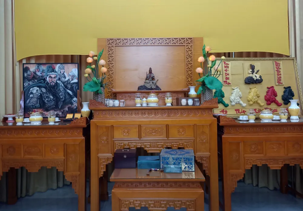 Bàn thờ với những tranh, tượng mà “đức vua” ban tặng. P5_Phu3_thientrieunamquoc_pnam_ttam.jpg