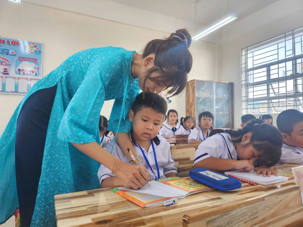 Học sinh lớp 1 Trường Tiểu học Trần Quốc Toản, quận 12 trong một giờ học. Ảnh: NQ Ngoi-truong-moi_24-8.jpg
