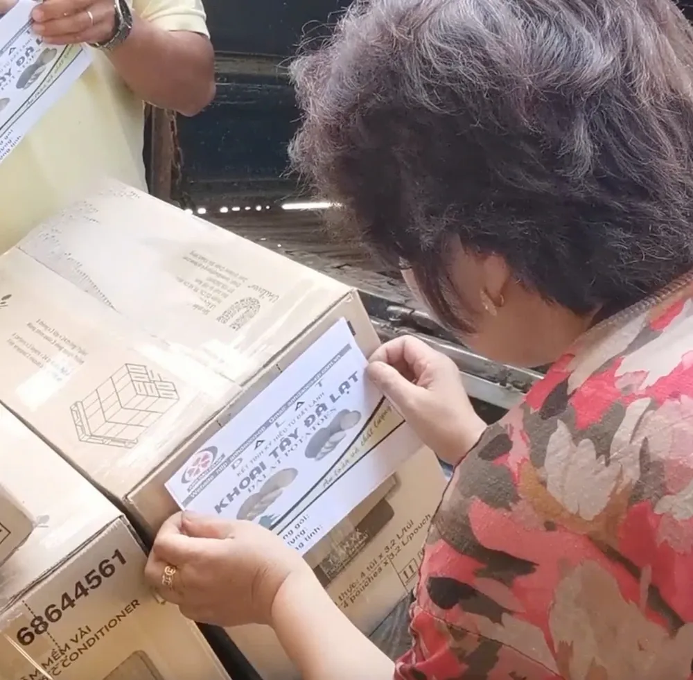Một số vựa nông sản cho trộn đất rồi đóng thùng, dán tem nông sản Đà Lạt cho khoai tây Trung Quốc tại huyện Đơn Dương (Lâm Đồng). Ảnh: M.HẬu- T.SANG P10-11-anhphu1.jpg