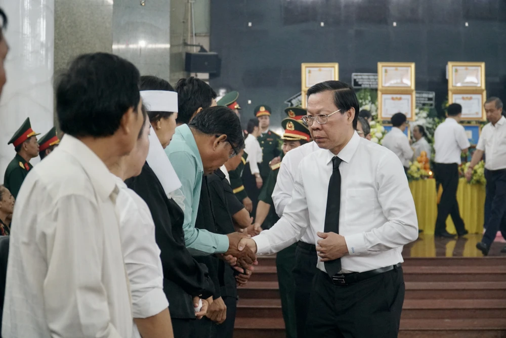 Chu tich Phan Van Mai vieng - p5.jpg