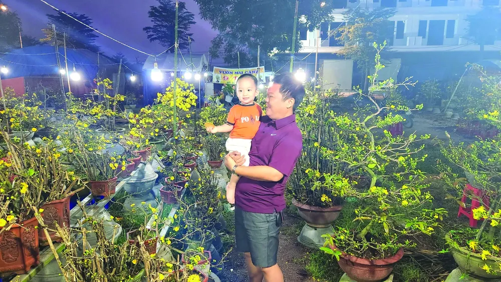 Dừng chân tại vườn mai Bình Định. Ảnh: Trùng Khánh