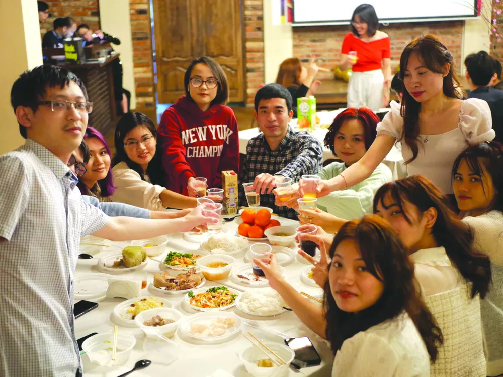 Cộng đồng lưu học sinh cùng nhau quây quần đêm giao thừa tại tỉnh Rostov, vùng cận chiến ở Nga. Ảnh: NVCC