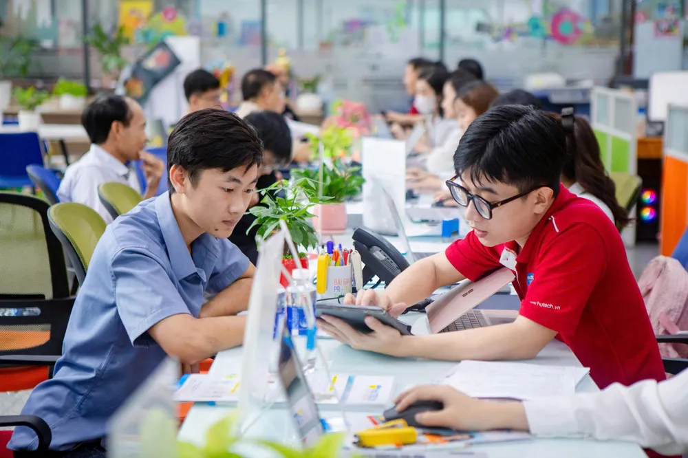 Phụ huynh, thí sinh tìm hiểu thông tin xét tuyển năm 2025 tại Trường ĐH Công nghệ TP.HCM. Ảnh: XD Xét tuyển đại học 2025
