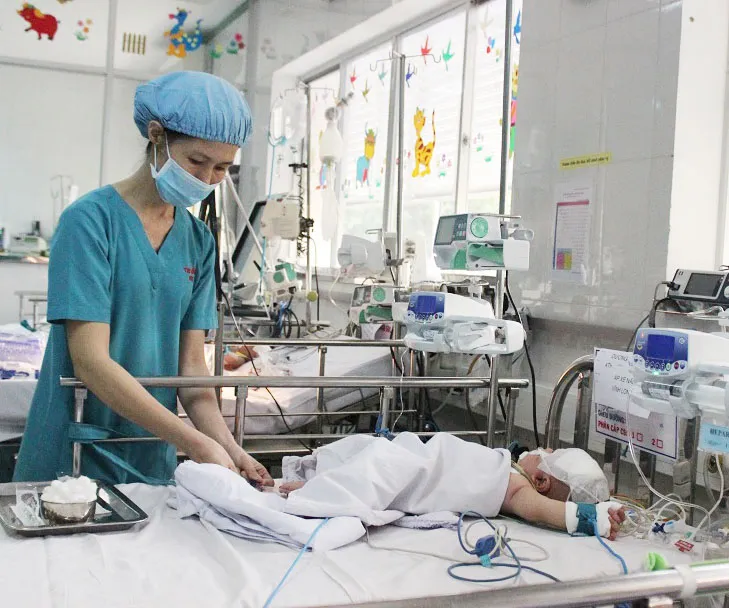 Bé sơ sinh bị đâm dao vào đầu tạm thoát viêm màng não mủ ảnh 1 Bé sơ sinh bị đâm dao vào đầu tạm thoát viêm màng não mủ ảnh 1