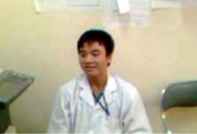 Y sĩ Đô lúc đánh dược sĩ Oanh. ảnh từ video clip.