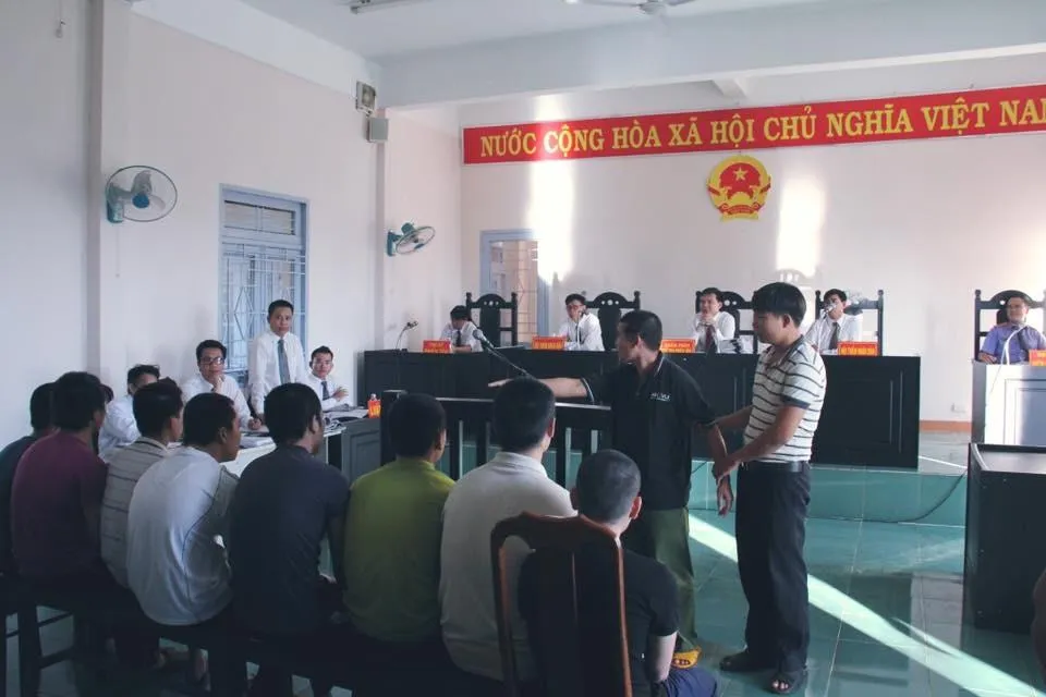 Nạn nhân Trần Văn Thanh bị chém thương tật 90% đang chỉ những kẻ chém mình trong buổi thực nghiệm tại phiên xử ngày 16-11