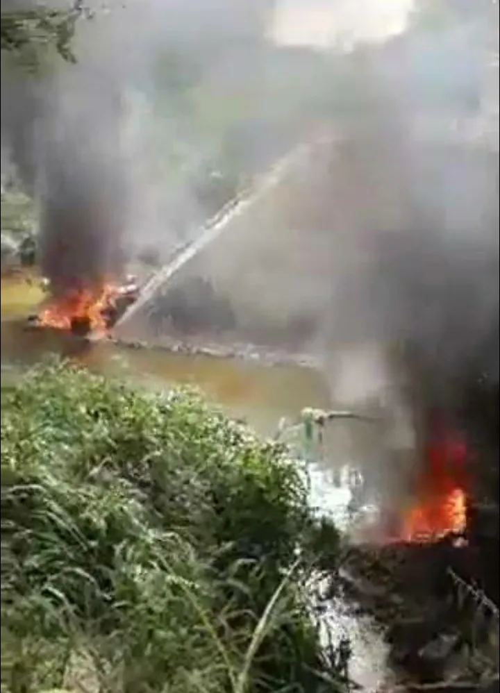 Điều tra suối gần khu công nghiệp bỗng dưng tràn dầu ảnh 1