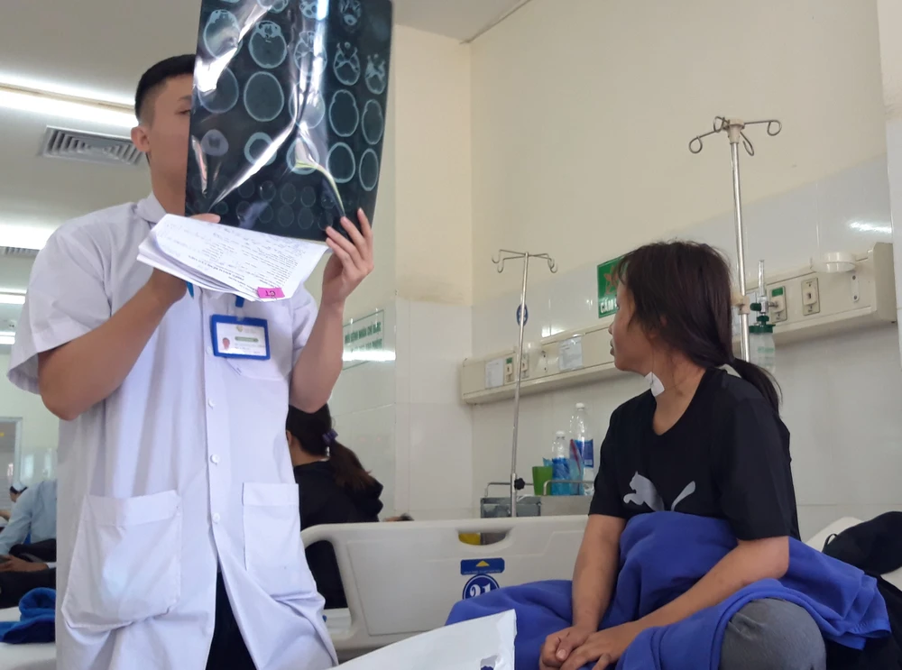 1 cô gái bị chủ đánh đập tại quán karaoke ảnh 1