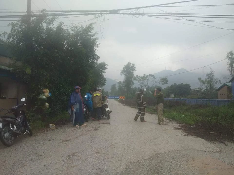 Trực thăng đang tiếp cận hiện trường thuỷ điện Rào Trăng 3 ảnh 1