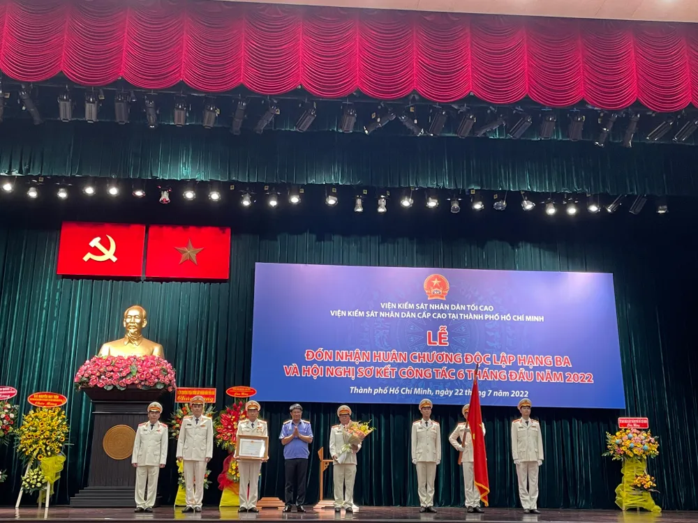 VKSND Cấp cao tại TP.HCM đón nhận huân chương Độc lập hạng Ba vào chiều 22-7.