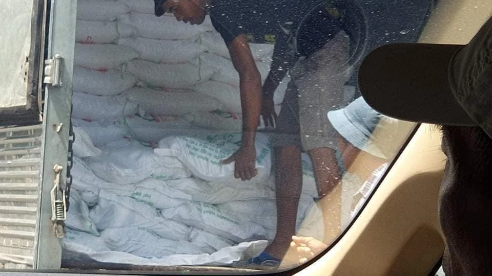 Một xe tải chở đường cát lậu bị lực lượng chức năng phát hiện. Ảnh: MT