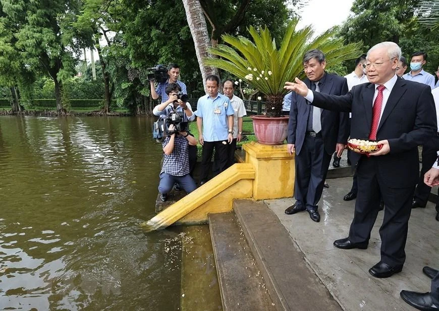Tổng Bí thư Nguyễn Phú Trọng thăm ao cá Bác Hồ. Ảnh: Trí Dũng/TTXVN