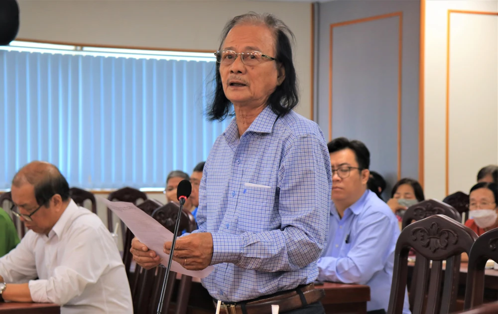 Cử tri Tạ Văn Thanh đề nghị cần giải quyết nhanh chóng vấn đề xăng dầu hiện nay. Ảnh: VÕ THƠ