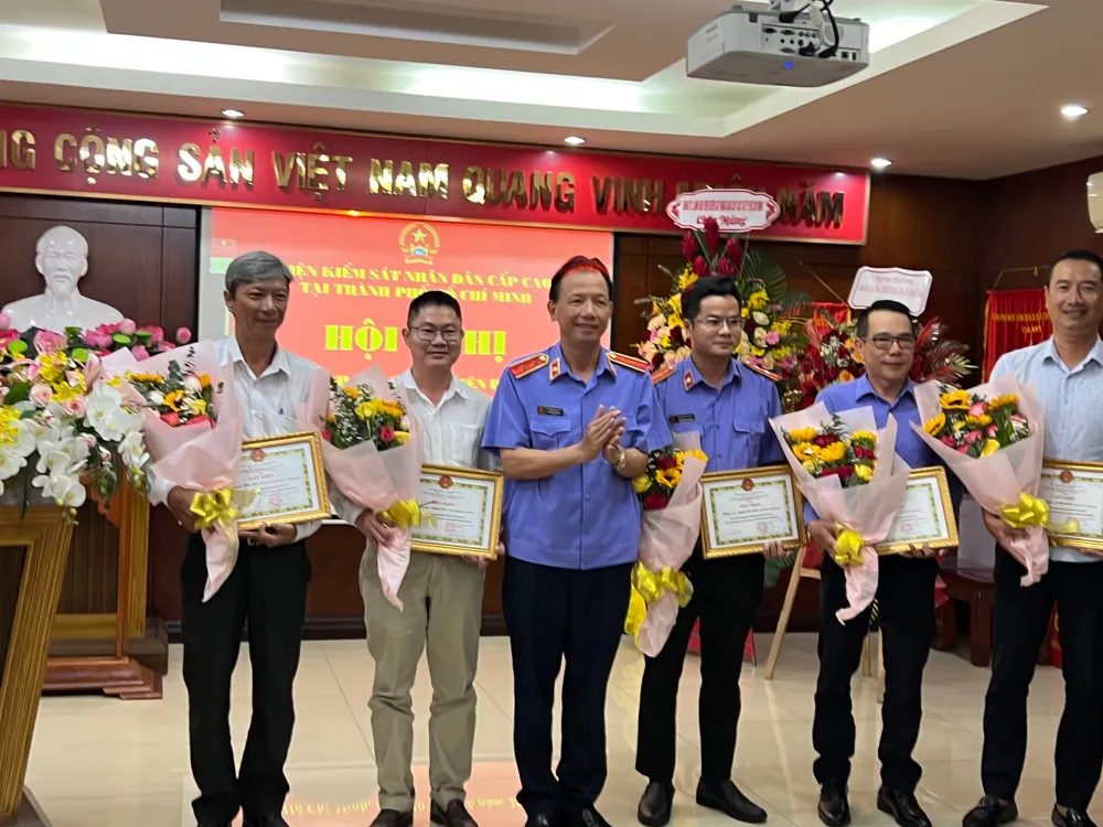 Ông Nguyễn Đình Trung (giữa) Viện trưởng VKSND Cấp cao tại TP.HCM trao giấy khen cho các PV, BTV. Ảnh: TL Ông Nguyễn Đình Trung (giữa) Viện trưởng VKSND Cấp cao tại TP.HCM trao giấy khen cho các PV, BTV. Ảnh: TL