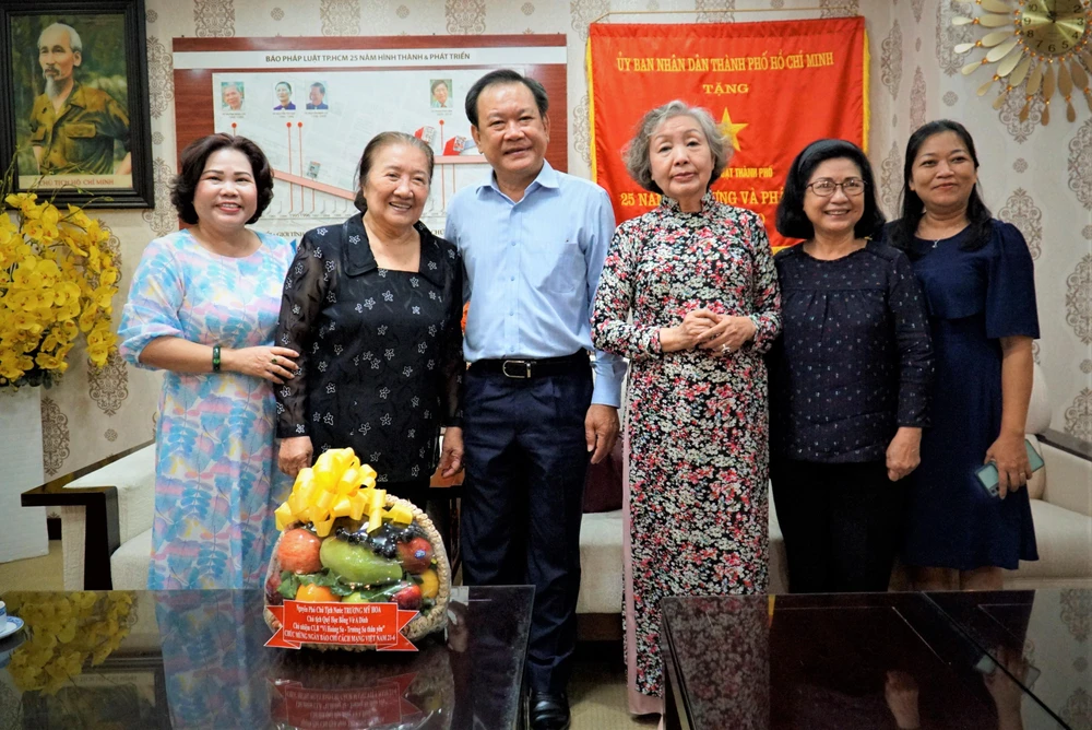 Đại diện Quỹ học bổng Vừ A Dính và CLB "Vì Hoàng Sa - Trường Sa thân yêu" mong được tiếp tục làm việc với báo Pháp Luật TP.HCM trong thời gian tới.