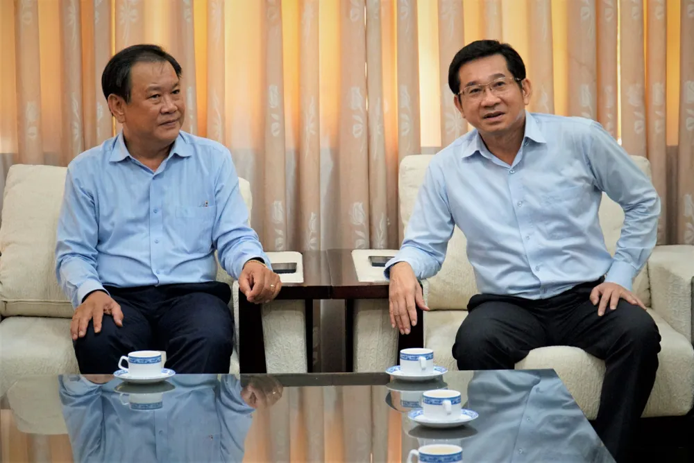 Tổng biên tập báo Pháp Luật TP.HCM Mai Ngọc Phước (bên trái) trò chuyện cùng ông Dương Ngọc Hải. Tổng biên tập báo Pháp Luật TP.HCM Mai Ngọc Phước (bên trái) trò chuyện cùng ông Dương Ngọc Hải.