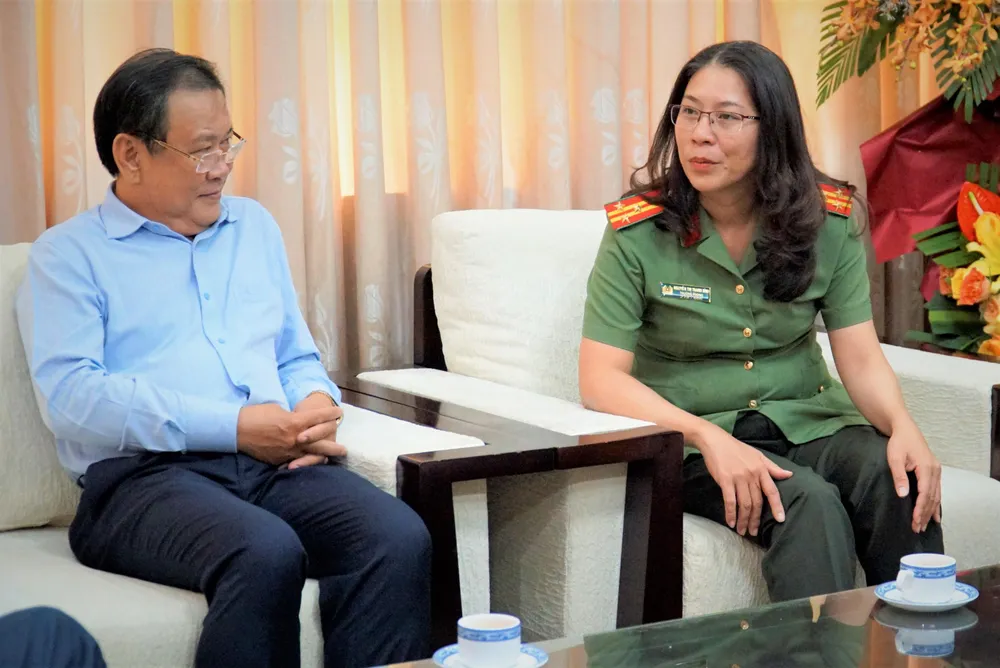 Thượng tá Nguyễn Thị Thanh Bình (bên phải) gửi lời chúc mừng báo Pháp Luật TP.HCM nhân dịp 21-6.