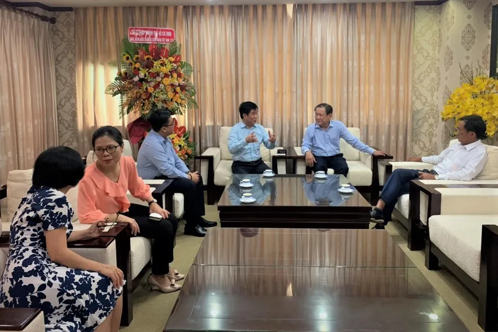 Giám đốc Sở Tư pháp TP.HCM trò chuyện cùng các thành viên Ban Biên tập báo Pháp Luật TP.HCM. Giám đốc Sở Tư pháp TP.HCM trò chuyện cùng các thành viên Ban Biên tập báo Pháp Luật TP.HCM.