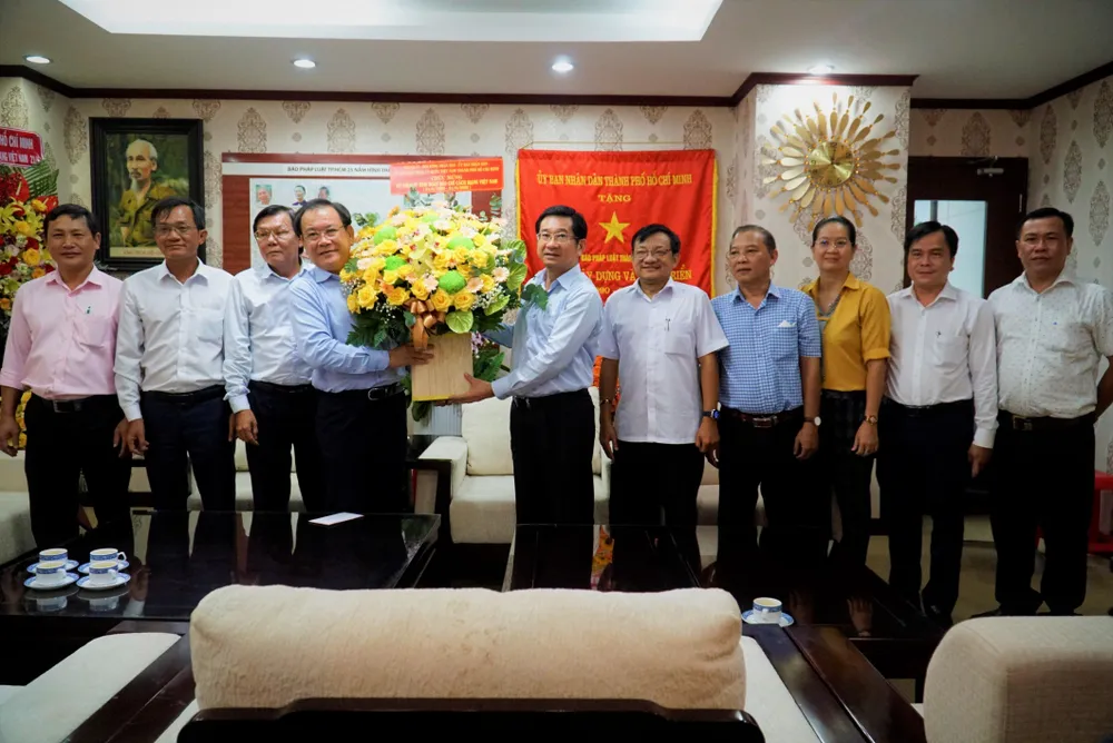 Thành uỷ TP.HCM thăm, chúc mừng báo Pháp Luật TP.HCM nhân kỷ niệm 97 năm ngày Báo chí Cách mạng Việt Nam. Thành uỷ TP.HCM thăm, chúc mừng báo Pháp Luật TP.HCM nhân kỷ niệm 97 năm ngày Báo chí Cách mạng Việt Nam.